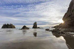 Images Dated 21st April 2017: Sunset light at Second Beach in Olympic National Park, Washinton, USA