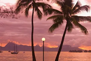 Images Dated 3rd June 2006: Sunset over Moorea from Sofitel Maeva Beach Resort (near where famous painter Paul