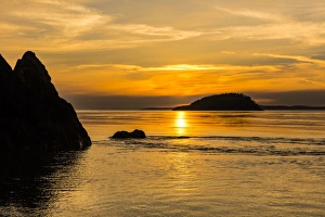 Images Dated 6th April 2016: Sunset from North Beach with Deception Island at Deception Pass State Park, Washington