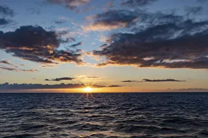 Inspiring Prints: Sunset over the Pacific Ocean from tour boat in Kauai, Hawaii, USA