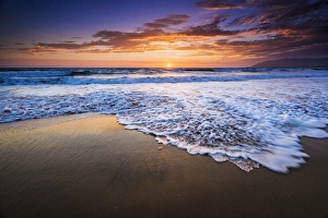 Images Dated 7th September 2014: Sunset over the Pacific Ocean from Ventura State Beach, Ventura, California USA