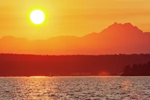 Images Dated 11th October 2022: Sunset over Puget Sound, Seattle