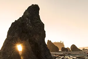 Images Dated 24th April 2017: Sunset along sea stacks on Ruby Beach in Olympic National Park, Washington, USA