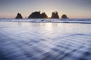 Sunset on Shi Shi Beach, sea stacks of Point of the Arches are in the distance