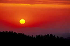 Images Dated 28th December 2018: Sunset over the Sierra Nevada foothills from Moro Rock
