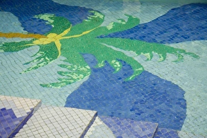 Images Dated 12th November 2006: Swimming pool with decorative tiles of palm tree on bottom, Chabil Mar Villas, Placencia