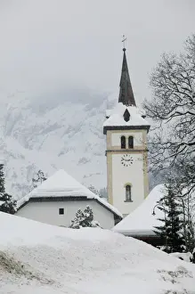 Images Dated 21st February 2005: SWITZERLAND-Bern-GRINDELWALD: Town Church / Winter