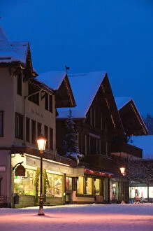 Images Dated 20th February 2005: SWITZERLAND-Bern-GSTAAD: Town Shops / Evening / Winter