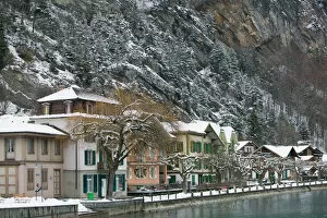 Images Dated 20th February 2005: SWITZERLAND-Bern-INTERLAKEN: Town Buildings along Aare River / Winter