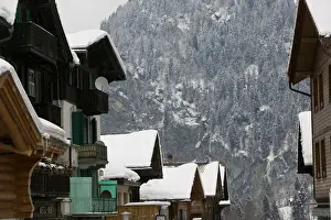 SWITZERLAND-Bern-LAUTERBRUNNEN: Ski Chalets / Winter