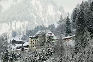 Images Dated 20th February 2005: SWITZERLAND-Bern-SAANEN (Area around Gstaad): Mountain Lodge / Winter