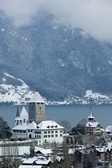 Images Dated 20th February 2005: SWITZERLAND-Bern-SPIEZ: Town Castle (13th century) & Lake Thun / Winter
