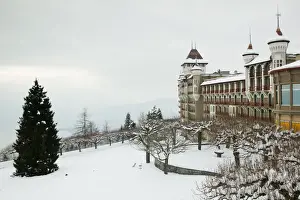 Images Dated 18th February 2005: SWITZERLAND-(Vaud)-Swiss Riviera-CAUX: International Hotel School Building / Winter