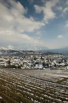 Images Dated 17th February 2005: SWITZERLAND-(Vaud)-Swiss Riviera-VEVEY: Hillside view of VEVEY / Winter Shore of Lake