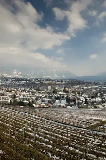 Images Dated 17th February 2005: SWITZERLAND-(Vaud)-Swiss Riviera-VEVEY: Hillside view of VEVEY / Winter Shore of Lake