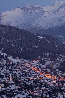 Images Dated 26th February 2005: SWITZERLAND-Wallis / Valais-VERBIER: Ski Resort / Winter Evening Town View from Route