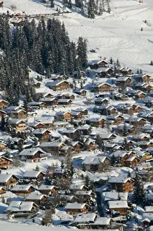 Images Dated 26th February 2005: SWITZERLAND-Wallis / Valais-VERBIER: Ski Resort / Winter Town & Ski Chalet View / Daytime