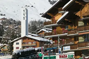 Images Dated 26th February 2005: SWITZERLAND-Wallis / Valais-VERBIER: Ski Resort / Winter Town View with Verbier-Station
