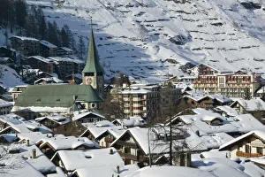 Images Dated 24th February 2005: SWITZERLAND-Wallis / Valais-ZERMATT: Town View & Parish Church from the West / Winter