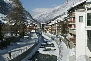 Images Dated 24th February 2005: SWITZERLAND-Wallis / Valais-ZERMATT: Ski Chalets along the Mattervispa River / Winter