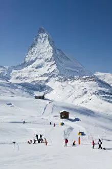 Images Dated 23rd February 2005: SWITZERLAND-Wallis / Valais-ZERMATT: Riffelberg (el. 2582 meters)-Skiers & Matterhorn