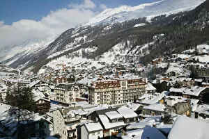 Images Dated 23rd February 2005: SWITZERLAND-Wallis / Valais-ZERMATT: Town View & Mont Cervin and Residence Hotel / Daytime
