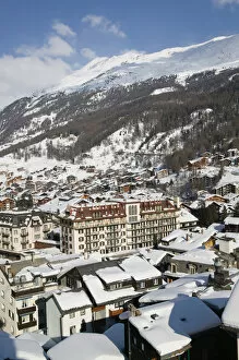 Images Dated 23rd February 2005: SWITZERLAND-Wallis / Valais-ZERMATT: Town View & Mont Cervin und Residence Hotel / Daytime