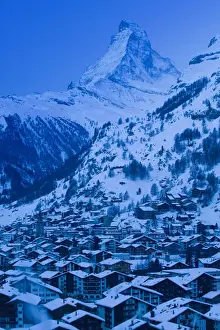 Images Dated 23rd February 2005: SWITZERLAND-Wallis / Valais-ZERMATT: Evening Town View / Dawn