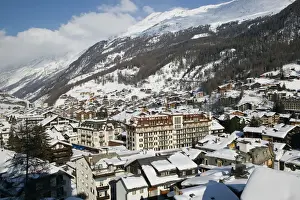 SWITZERLAND-Wallis / Valais-ZERMATT: Town View & Mont Cervin and Residence Hotel / Daytime