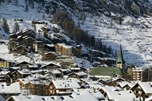SWITZERLAND-Wallis / Valais-ZERMATT: Town View & Parish Church from the West / Winter