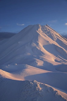 Images Dated 10th July 2008: Syme Hut (at left), Fanthams Peak, and Alpenglow at Dawn on Mt Taranaki / Mt Egmont