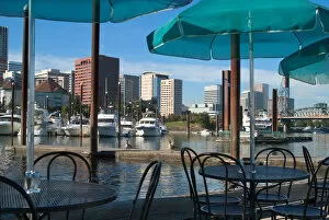 Images Dated 2nd October 2006: Tables with green umbrellas at a restaurant on the Willamette River, with the Portland Marina