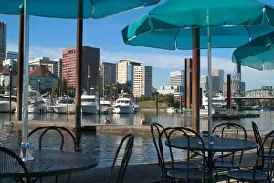 Images Dated 2nd October 2006: Tables with green umbrellas at a restaurant on the Willamette River
