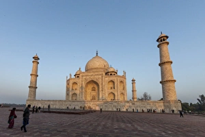 Images Dated 4th February 2015: Taj Mahal at sunset. Agra. India