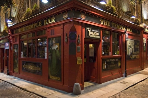 Images Dated 16th May 2006: The Temple Bar pub, Temple Bar, Dublin