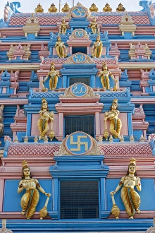 Images Dated 23rd September 2005: Temple at Sai Baba ashram, India