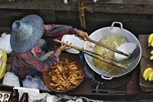 Images Dated 18th February 2006: Thai man cooking, Damnoen Saduak Floating Market, Damnoen Saduak, Thailand