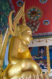 Images Dated 14th April 2009: Thailand, Ko Samui (aka Koh Samui). Wat Plai Laem aka Plai Laem Temple, prayer house