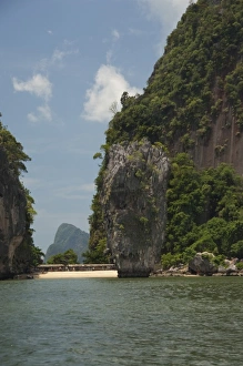 Images Dated 19th April 2009: Thailand, Phang-Nga National Park, off the coast of Phuket. Island of Kao Ping-Gan