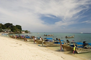 Images Dated 5th April 2006: Thailand, Phi Phi Don Island, Ton Sai Bay