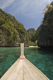 Images Dated 5th April 2006: Thailand, Phi Phi Lay Island, Loh Sama Bay
