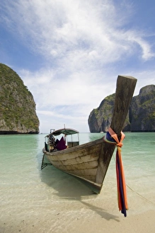 Images Dated 5th April 2006: Thailand, Phi Phi Lay Island, Maya Bay