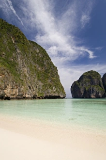 Images Dated 5th April 2006: Thailand, Phi Phi Lay Island, Maya Bay
