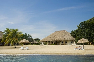 Images Dated 18th November 2006: Thatched palapas, cabana and lounge chairs on beach, viewed from Caribbean Sea, Jaguar Reef Lodge