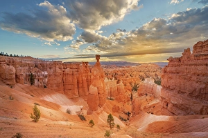 Images Dated 19th January 2024: Thor's Hammer at sunrise Bryce Canyon National Park, Utah