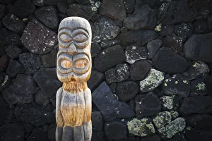 Images Dated 29th October 2012: Tiki at Pu uhonua O Honaunau National Historic Park (City of Refuge), Kona Coast