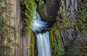 Images Dated 22nd April 2021: Toketee Falls runs over basalt columns in the Umpqua National Forest, Oregon, USA