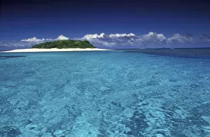 Images Dated 31st August 2003: Tonga Islet with white sand and ocean