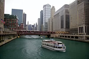Images Dated 17th September 2006: Tour boat on the Chicago River in Chicago, Illinois