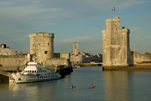 Images Dated 23rd October 2004: Tour de la Chaine and Tour St Nicolas, old port of La Rochelle, Charante Maritime, France